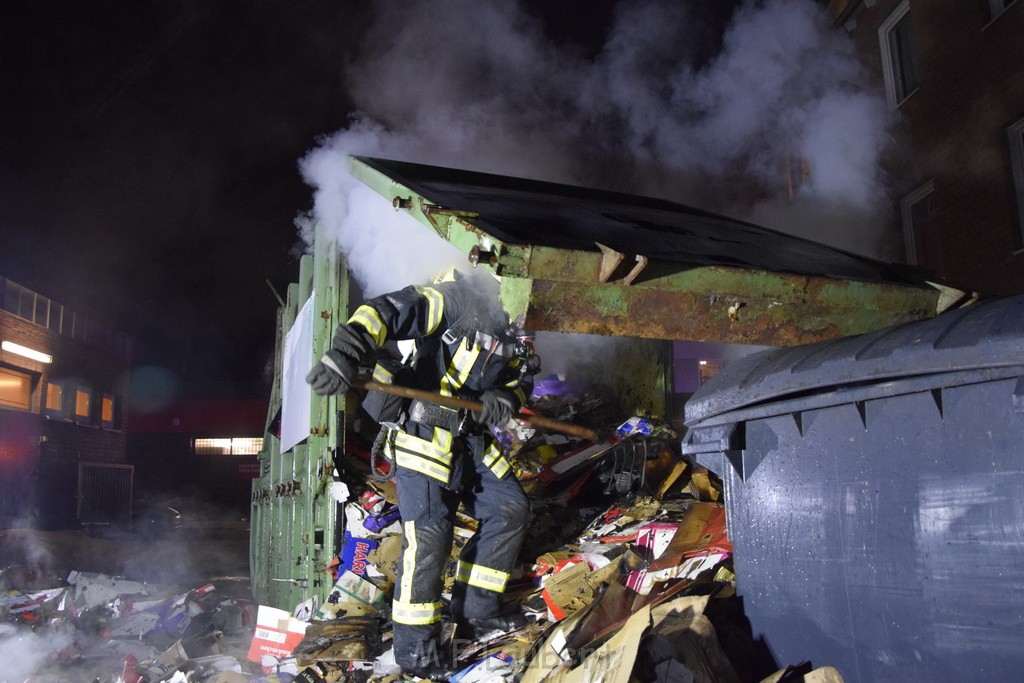 Feuer Papp Presscontainer Koeln Hoehenberg Bochumerstr P351.JPG - Miklos Laubert